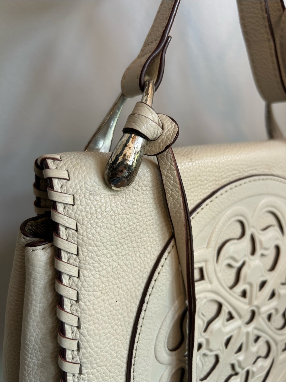 Brighton Ferrara GISELLA 3D Medallion Saddle Crossbody Bag Purse White Ivory - Picture 3 of 13